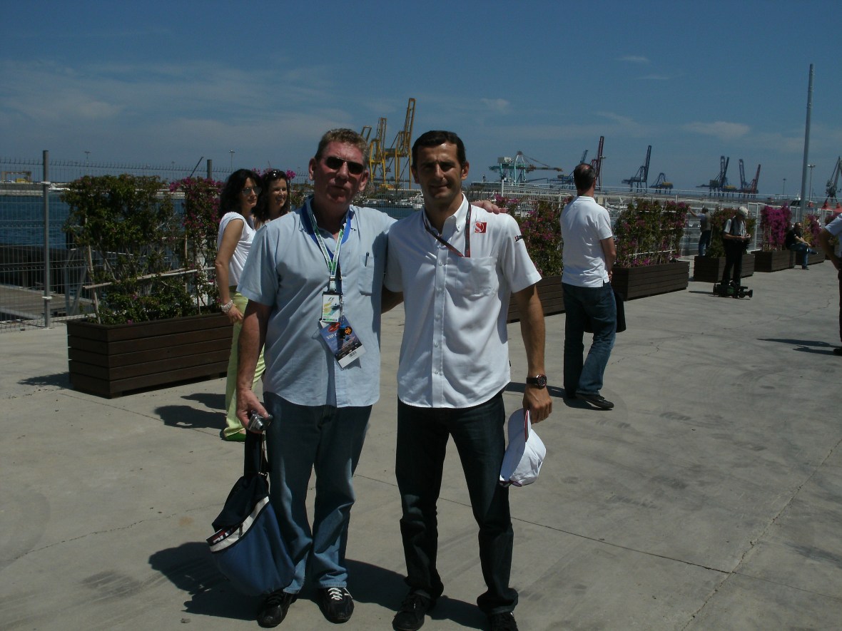 Tony Driver Interaction @ Valencia, pics by @p2pc2e and some random dudes, like the one with Alonso